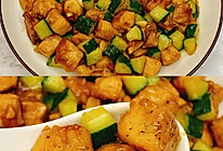 清爽好吃❗️低脂美味～黄瓜炒鸡胸肉丁的做法