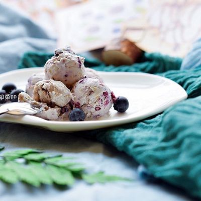 沁凉柔滑蓝莓冰激凌球