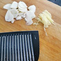 毛豆炒肉的做法图解2