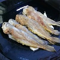 #鲜到鲜得，月满中秋，沉鱼落宴#锅塌小黄花鱼的做法图解3