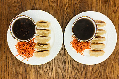 简单易操作的中式早餐：猪肉玉米锅贴+红豆粥