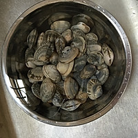 花蛤炒蒜苗的做法图解1
