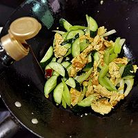 #我的夏日味道vlog#芹菜黄瓜炒鸡蛋的做法图解6