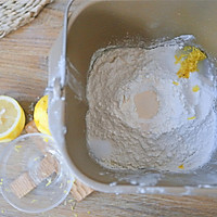柠檬布里欧#美的烤箱菜谱#的做法图解2