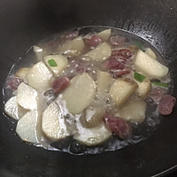 大薯炒腊肠的做法图解3