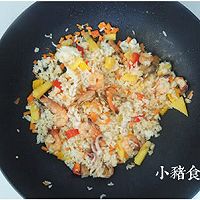 【泰国经典海鲜菠萝炒饭】#蔚爱边吃边旅行#的做法图解6