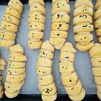 南瓜的蜕变:豆沙毛毛虫面包～的做法图解8