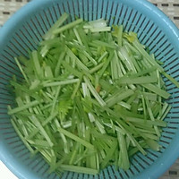 芹菜花生米拌腐竹的做法图解7