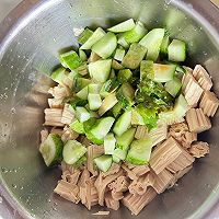 #解腻开胃就吃它#夏日必备凉菜腐竹拌黄瓜。的做法图解3