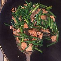 蒜苔炒肉的做法图解3