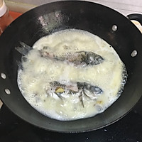 鲫鱼豆腐汤的做法图解2
