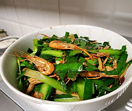 小河虾炒韭菜的做法