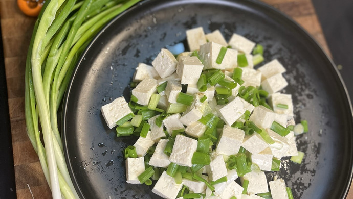 最简单的下酒小菜，小葱拌豆腐。