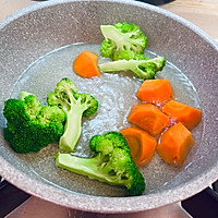 #夏日餐桌降温企划#低卡西兰花+贝果的做法图解1