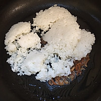 快手炒饭-咸蛋黄小虾米的做法图解2