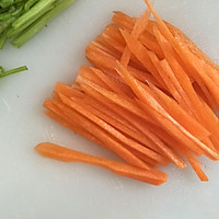 菠菜红萝卜拌粉皮#急速早餐#的做法图解3