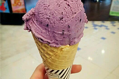 蓝莓冰激凌甜筒