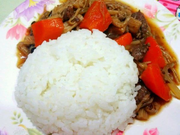 菌菇黑椒牛肉粒盖饭