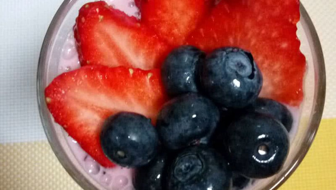 草莓蓝莓酸奶