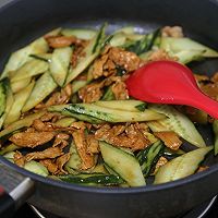 #开启冬日滋补新吃法#鸡蛋肉片炒黄瓜的做法图解10