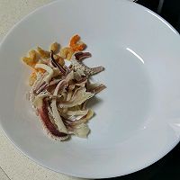 #本周热榜#家常菜之芹菜炒鱿鱼的做法图解3