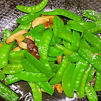 #春日露营#香菇炒荷兰豆的做法图解9