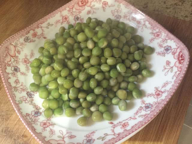 肉丁青豆的做法图解2