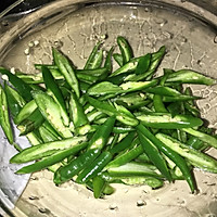 尖椒炒猪拱嘴的做法图解1