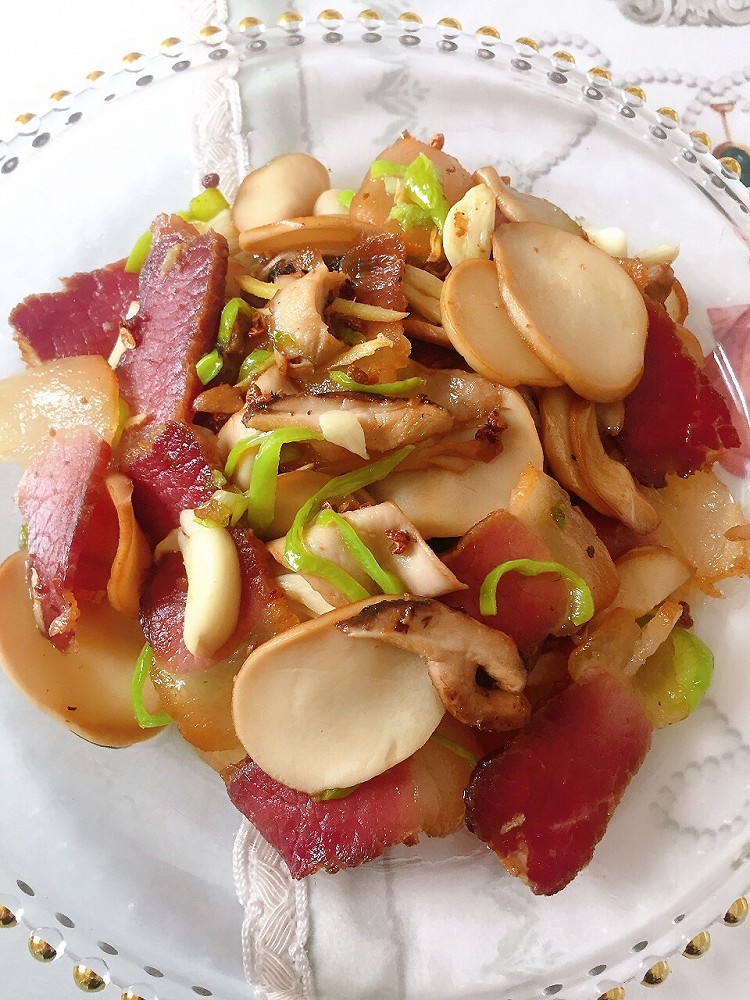 腊肉炒杏鲍菇的做法