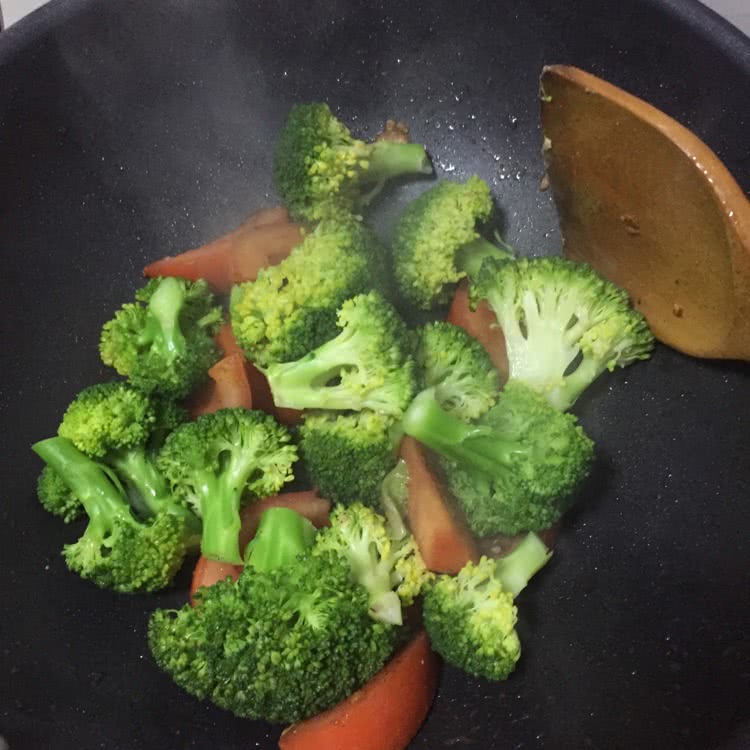【暗黑世界】番茄西兰花炒鸡胸肉的做法图解5