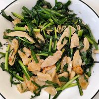 韭菜炒墨鱼饼的做法图解3