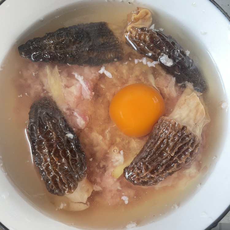 羊肚菌肉饼汤的做法
