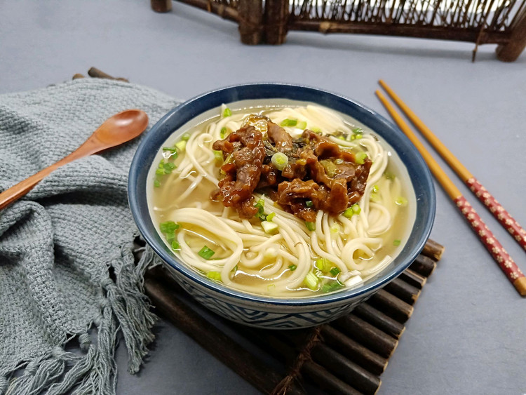 营养早餐《酸菜肉丝面》的做法