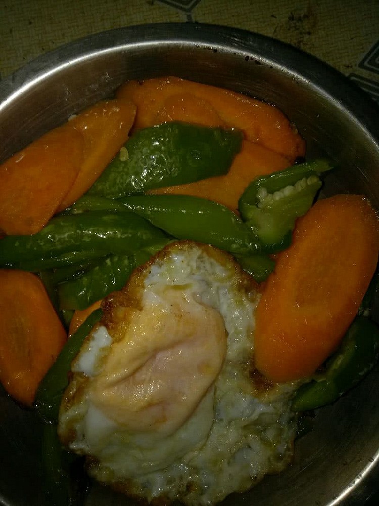 鸡蛋炒红萝卜辣椒的做法