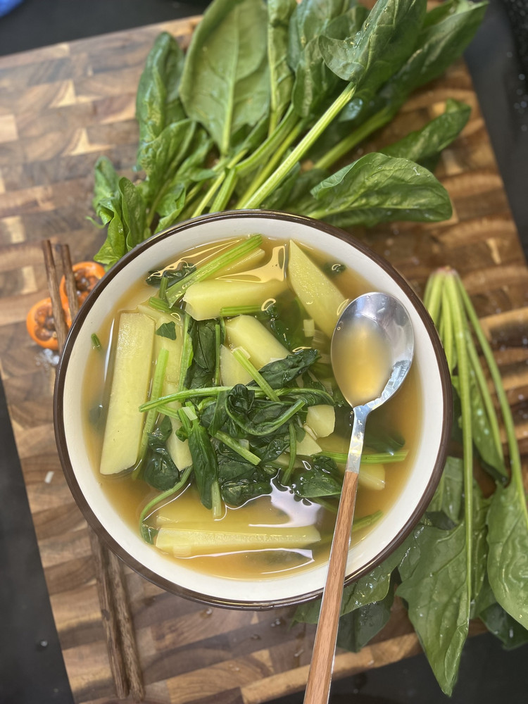 秋天的秋菠！菠菜土豆汤！的做法