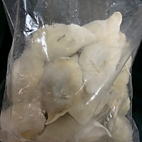 电饼档煎速冻水饺（又裹了一层鸡蛋）的做法图解1