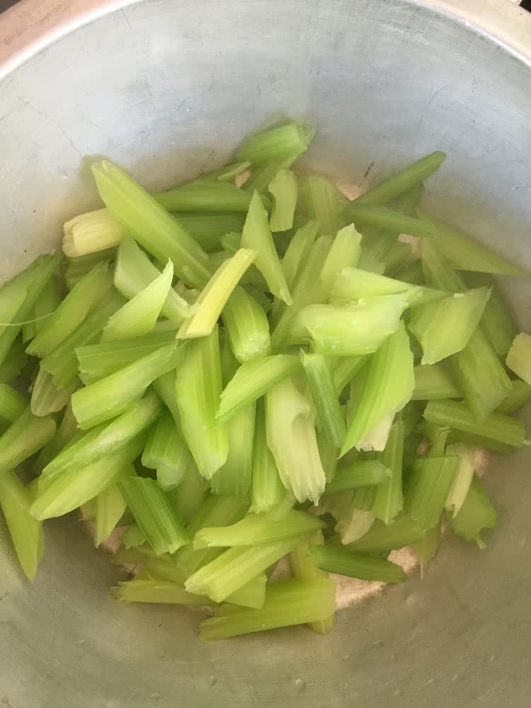 芹菜炒香干的做法图解1
