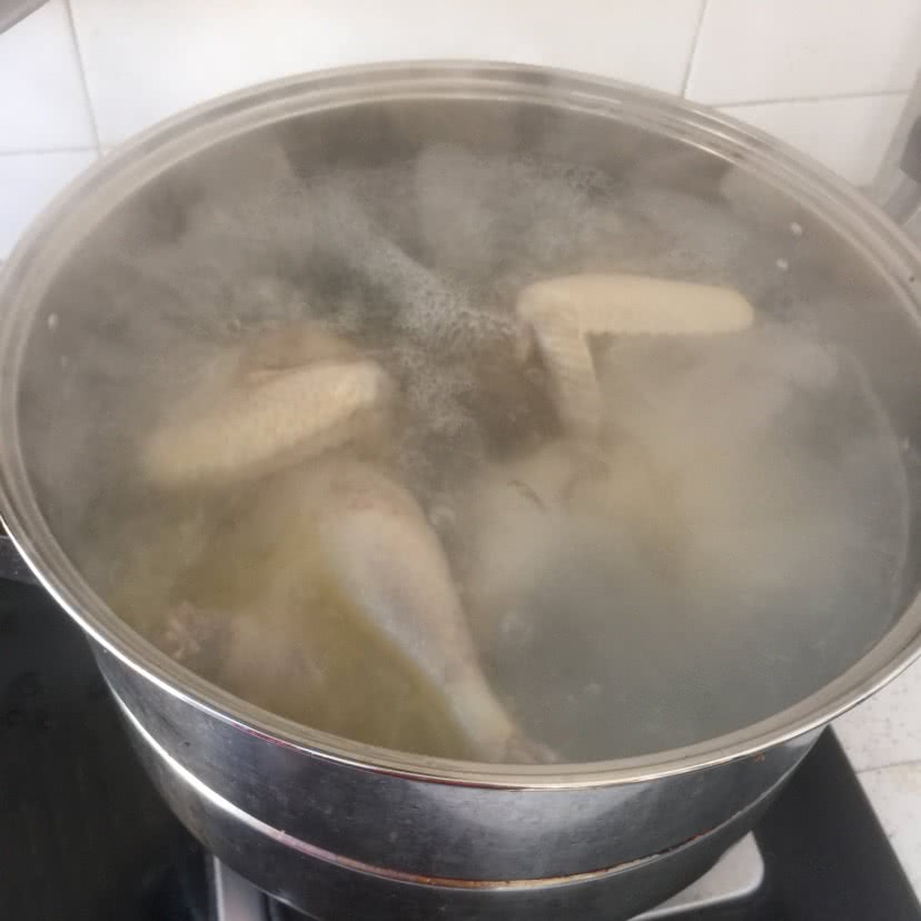 慢火精炖熬出金黄猴菇虫草老鸡汤的做法图解11
