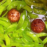 #春日露营#香菇炒荷兰豆的做法图解2