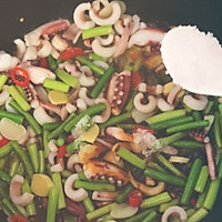 蒜苔炒鱿鱼的做法图解8