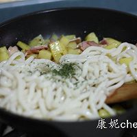 土豆培根炒乌冬面#太太鲜鸡乐西式#的做法图解9