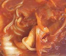 超级简单的韩国辣白菜拉面年糕锅的做法