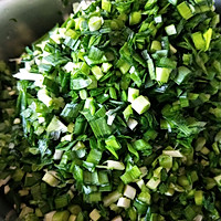 虾仁韭菜鸡蛋盒子(酥脆、皮薄馅大的做法）的做法图解2