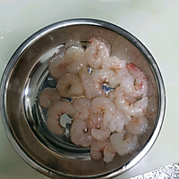 青椒虾仁炒蛋的做法图解1