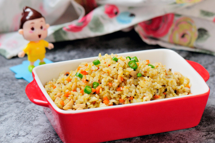 香菇鸡丁胡萝卜蛋炒饭 有菜有肉营养丰富的快手宝宝餐的做法