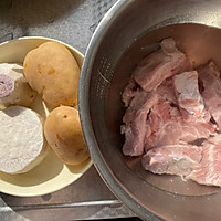 #感恩节烹饪挑战赛#香芋土豆炖排骨的做法图解1