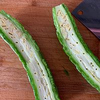 夏季必吃！苦瓜炒肉的做法图解1