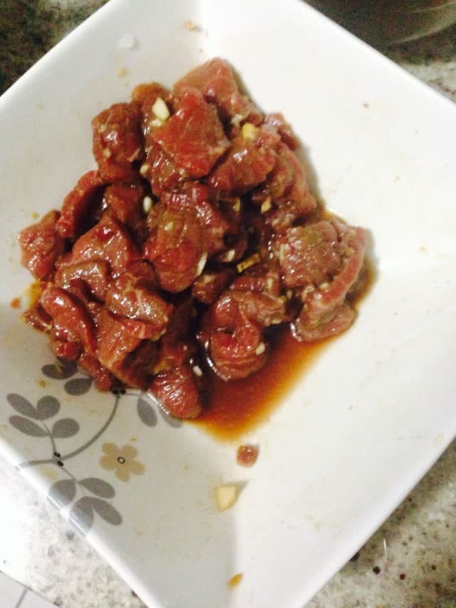 牛肉炒意面的做法图解1