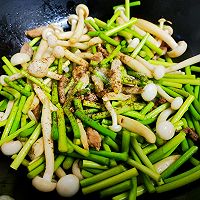 #金龙鱼橄调-橄想橄做#海鲜菇炒蒜苔的做法图解5
