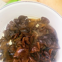 回味无穷|特色腐竹木耳红烧肉的做法图解2